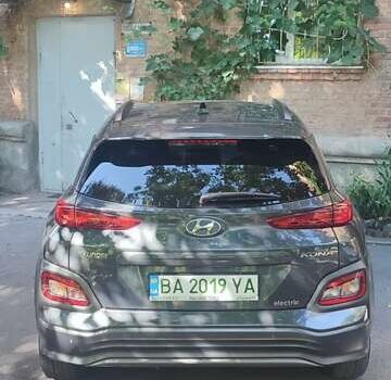 Серый Хендай Kona, объемом двигателя 0 л и пробегом 105 тыс. км за 17999 $, фото 4 на Automoto.ua