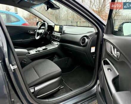 Серый Хендай Kona, объемом двигателя 0 л и пробегом 74 тыс. км за 15250 $, фото 69 на Automoto.ua