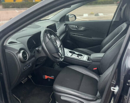 Серый Хендай Kona, объемом двигателя 0 л и пробегом 98 тыс. км за 17700 $, фото 9 на Automoto.ua