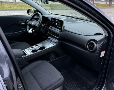 Сірий Хендай Kona, об'ємом двигуна 0 л та пробігом 41 тис. км за 20500 $, фото 7 на Automoto.ua