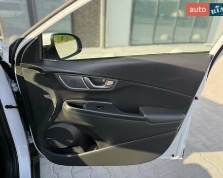 Серый Хендай Kona, объемом двигателя 0 л и пробегом 93 тыс. км за 17970 $, фото 45 на Automoto.ua