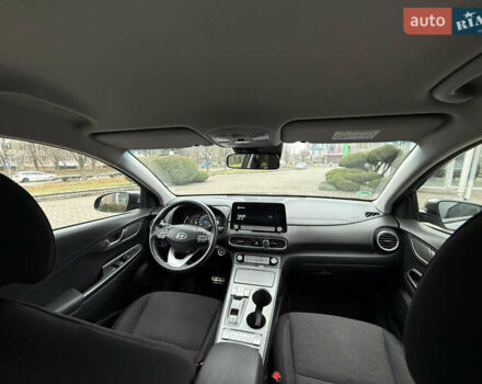 Серый Хендай Kona, объемом двигателя 0 л и пробегом 69 тыс. км за 15600 $, фото 18 на Automoto.ua