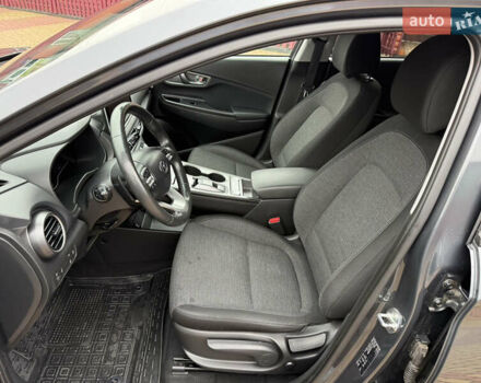 Серый Хендай Kona, объемом двигателя 0 л и пробегом 60 тыс. км за 15555 $, фото 60 на Automoto.ua
