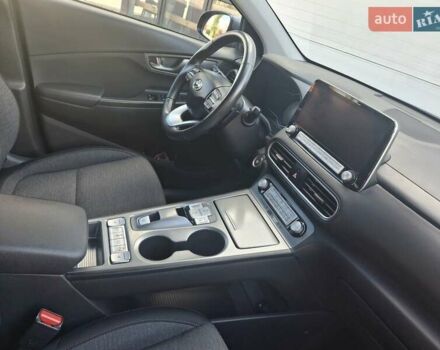 Серый Хендай Kona, объемом двигателя 0 л и пробегом 51 тыс. км за 16700 $, фото 24 на Automoto.ua