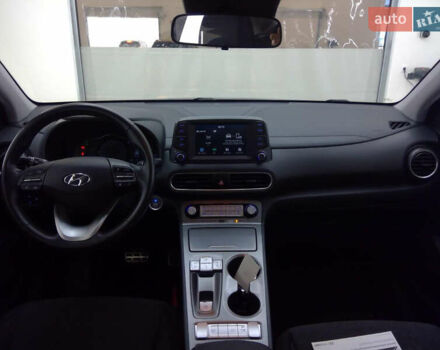 Серый Хендай Kona, объемом двигателя 0 л и пробегом 102 тыс. км за 16300 $, фото 5 на Automoto.ua
