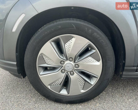 Серый Хендай Kona, объемом двигателя 0 л и пробегом 49 тыс. км за 15199 $, фото 19 на Automoto.ua