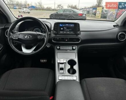 Серый Хендай Kona, объемом двигателя 0 л и пробегом 95 тыс. км за 17200 $, фото 9 на Automoto.ua