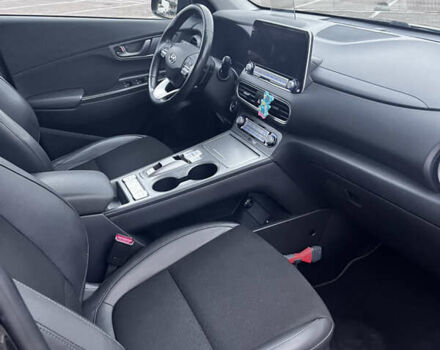 Серый Хендай Kona, объемом двигателя 0 л и пробегом 98 тыс. км за 17700 $, фото 2 на Automoto.ua