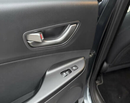 Сірий Хендай Kona, об'ємом двигуна 0 л та пробігом 98 тис. км за 17900 $, фото 19 на Automoto.ua