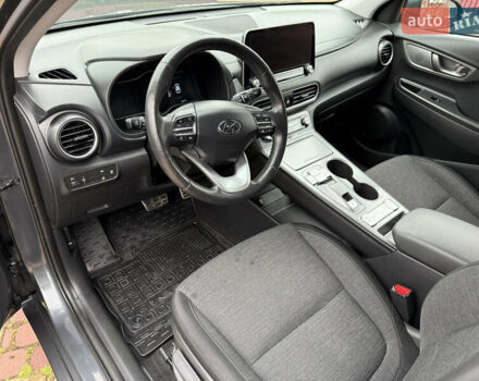 Серый Хендай Kona, объемом двигателя 0 л и пробегом 60 тыс. км за 15555 $, фото 61 на Automoto.ua