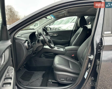 Сірий Хендай Kona, об'ємом двигуна 0 л та пробігом 61 тис. км за 18800 $, фото 19 на Automoto.ua