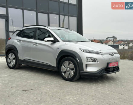 Серый Хендай Kona, объемом двигателя 0 л и пробегом 62 тыс. км за 18900 $, фото 3 на Automoto.ua