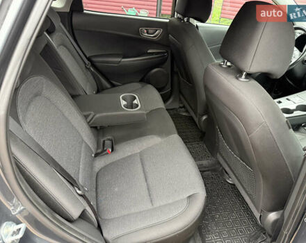 Серый Хендай Kona, объемом двигателя 0 л и пробегом 60 тыс. км за 15555 $, фото 74 на Automoto.ua