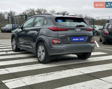 Серый Хендай Kona, объемом двигателя 0 л и пробегом 95 тыс. км за 17200 $, фото 6 на Automoto.ua