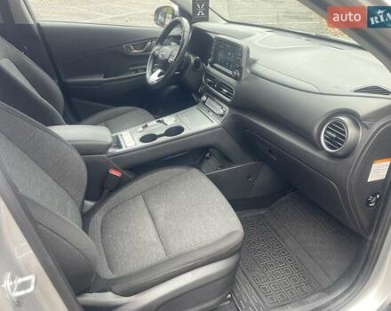 Серый Хендай Kona, объемом двигателя 0 л и пробегом 114 тыс. км за 17100 $, фото 46 на Automoto.ua