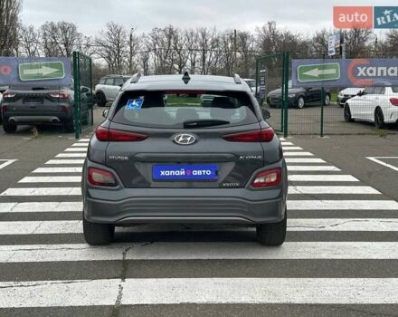 Серый Хендай Kona, объемом двигателя 0 л и пробегом 95 тыс. км за 17200 $, фото 5 на Automoto.ua