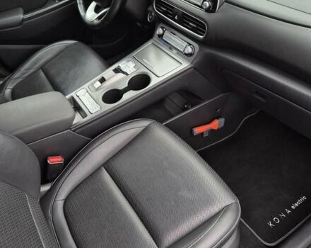 Сірий Хендай Kona, об'ємом двигуна 0 л та пробігом 99 тис. км за 19499 $, фото 30 на Automoto.ua