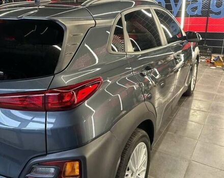 Серый Хендай Kona, объемом двигателя 2 л и пробегом 58 тыс. км за 19500 $, фото 3 на Automoto.ua