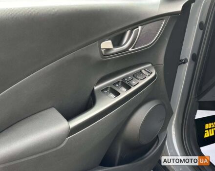 Серый Хендай Kona, объемом двигателя 64 л и пробегом 65 тыс. км за 22500 $, фото 5 на Automoto.ua