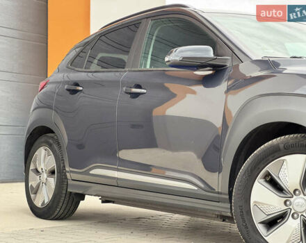 Серый Хендай Kona, объемом двигателя 0 л и пробегом 62 тыс. км за 16900 $, фото 6 на Automoto.ua