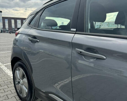 Серый Хендай Kona, объемом двигателя 0 л и пробегом 52 тыс. км за 16300 $, фото 5 на Automoto.ua