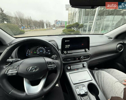 Серый Хендай Kona, объемом двигателя 0 л и пробегом 69 тыс. км за 15600 $, фото 19 на Automoto.ua