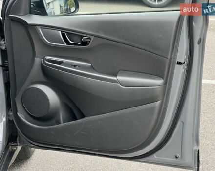 Серый Хендай Kona, объемом двигателя 1.6 л и пробегом 54 тыс. км за 20950 $, фото 50 на Automoto.ua