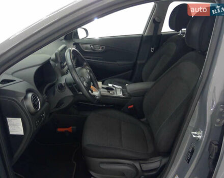 Серый Хендай Kona, объемом двигателя 0 л и пробегом 102 тыс. км за 16300 $, фото 4 на Automoto.ua