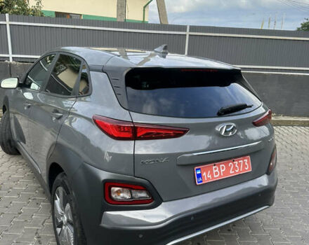 Серый Хендай Kona, объемом двигателя 0 л и пробегом 56 тыс. км за 17900 $, фото 5 на Automoto.ua