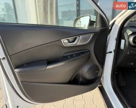 Серый Хендай Kona, объемом двигателя 0 л и пробегом 93 тыс. км за 17970 $, фото 53 на Automoto.ua