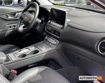 Серый Хендай Kona, объемом двигателя 64 л и пробегом 65 тыс. км за 22500 $, фото 10 на Automoto.ua