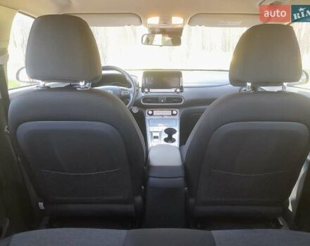 Серый Хендай Kona, объемом двигателя 0 л и пробегом 86 тыс. км за 15500 $, фото 12 на Automoto.ua