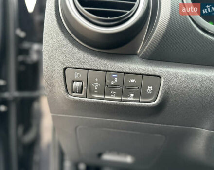 Сірий Хендай Kona, об'ємом двигуна 0 л та пробігом 61 тис. км за 18800 $, фото 20 на Automoto.ua