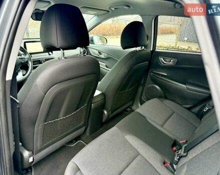 Серый Хендай Kona, объемом двигателя 0 л и пробегом 74 тыс. км за 15250 $, фото 90 на Automoto.ua