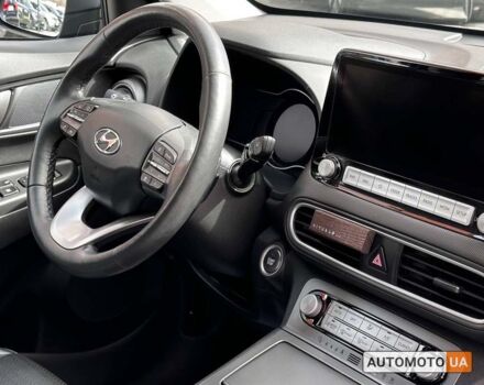 Серый Хендай Kona, объемом двигателя 64 л и пробегом 65 тыс. км за 22500 $, фото 9 на Automoto.ua