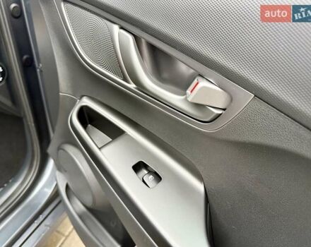 Серый Хендай Kona, объемом двигателя 0 л и пробегом 74 тыс. км за 15250 $, фото 68 на Automoto.ua