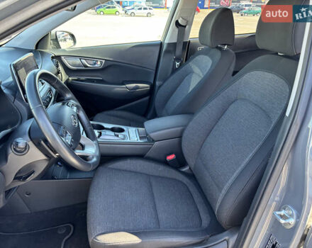 Серый Хендай Kona, объемом двигателя 0 л и пробегом 51 тыс. км за 15800 $, фото 11 на Automoto.ua