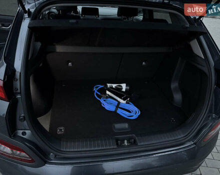 Серый Хендай Kona, объемом двигателя 0 л и пробегом 98 тыс. км за 18300 $, фото 21 на Automoto.ua