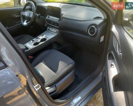 Серый Хендай Kona, объемом двигателя 0 л и пробегом 86 тыс. км за 15500 $, фото 10 на Automoto.ua