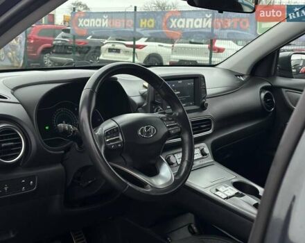 Серый Хендай Kona, объемом двигателя 0 л и пробегом 95 тыс. км за 17200 $, фото 10 на Automoto.ua