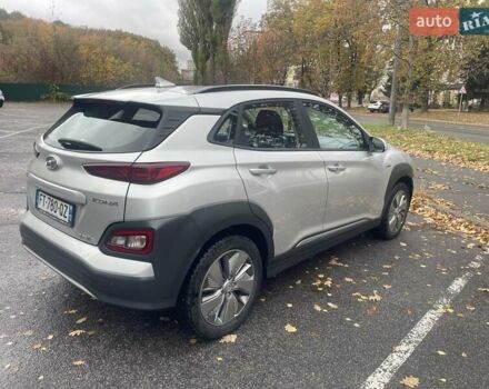 Серый Хендай Kona, объемом двигателя 0 л и пробегом 114 тыс. км за 17100 $, фото 5 на Automoto.ua