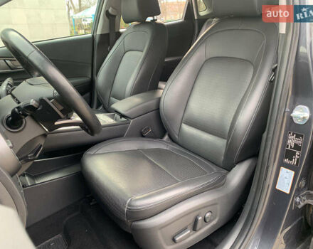 Серый Хендай Kona, объемом двигателя 0 л и пробегом 107 тыс. км за 18900 $, фото 11 на Automoto.ua