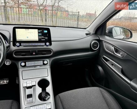 Серый Хендай Kona, объемом двигателя 0 л и пробегом 74 тыс. км за 15250 $, фото 93 на Automoto.ua