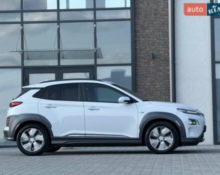 Серый Хендай Kona, объемом двигателя 0 л и пробегом 93 тыс. км за 17970 $, фото 21 на Automoto.ua
