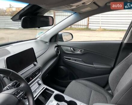 Сірий Хендай Kona, об'ємом двигуна 0 л та пробігом 70 тис. км за 18100 $, фото 20 на Automoto.ua