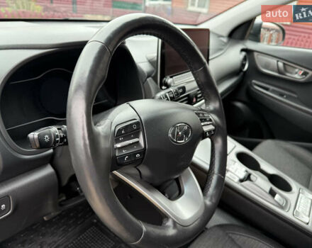 Серый Хендай Kona, объемом двигателя 0 л и пробегом 60 тыс. км за 15555 $, фото 66 на Automoto.ua