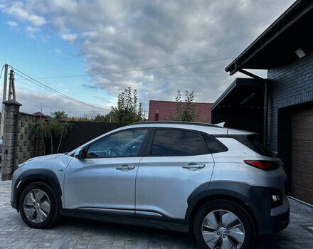 Серый Хендай Kona, объемом двигателя 0 л и пробегом 40 тыс. км за 18200 $, фото 1 на Automoto.ua