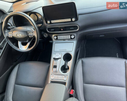 Сірий Хендай Kona, об'ємом двигуна 0 л та пробігом 40 тис. км за 16799 $, фото 36 на Automoto.ua