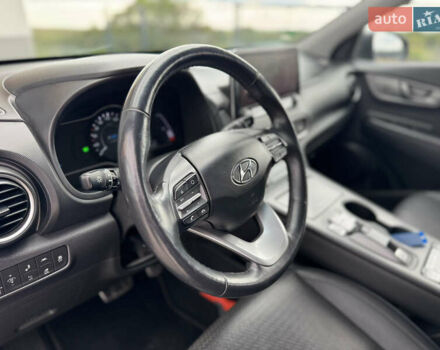 Серый Хендай Kona, объемом двигателя 0 л и пробегом 62 тыс. км за 16900 $, фото 20 на Automoto.ua