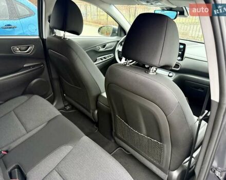 Серый Хендай Kona, объемом двигателя 0 л и пробегом 74 тыс. км за 15250 $, фото 84 на Automoto.ua